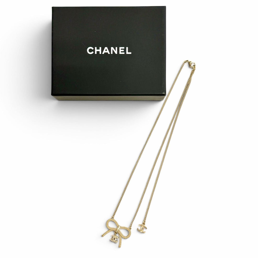 極美品△CHANEL シャネル B24K ABE650 ココマークラインストーン リボン ネックレス アクセサリー ゴールド イタリア製 レディース 箱付