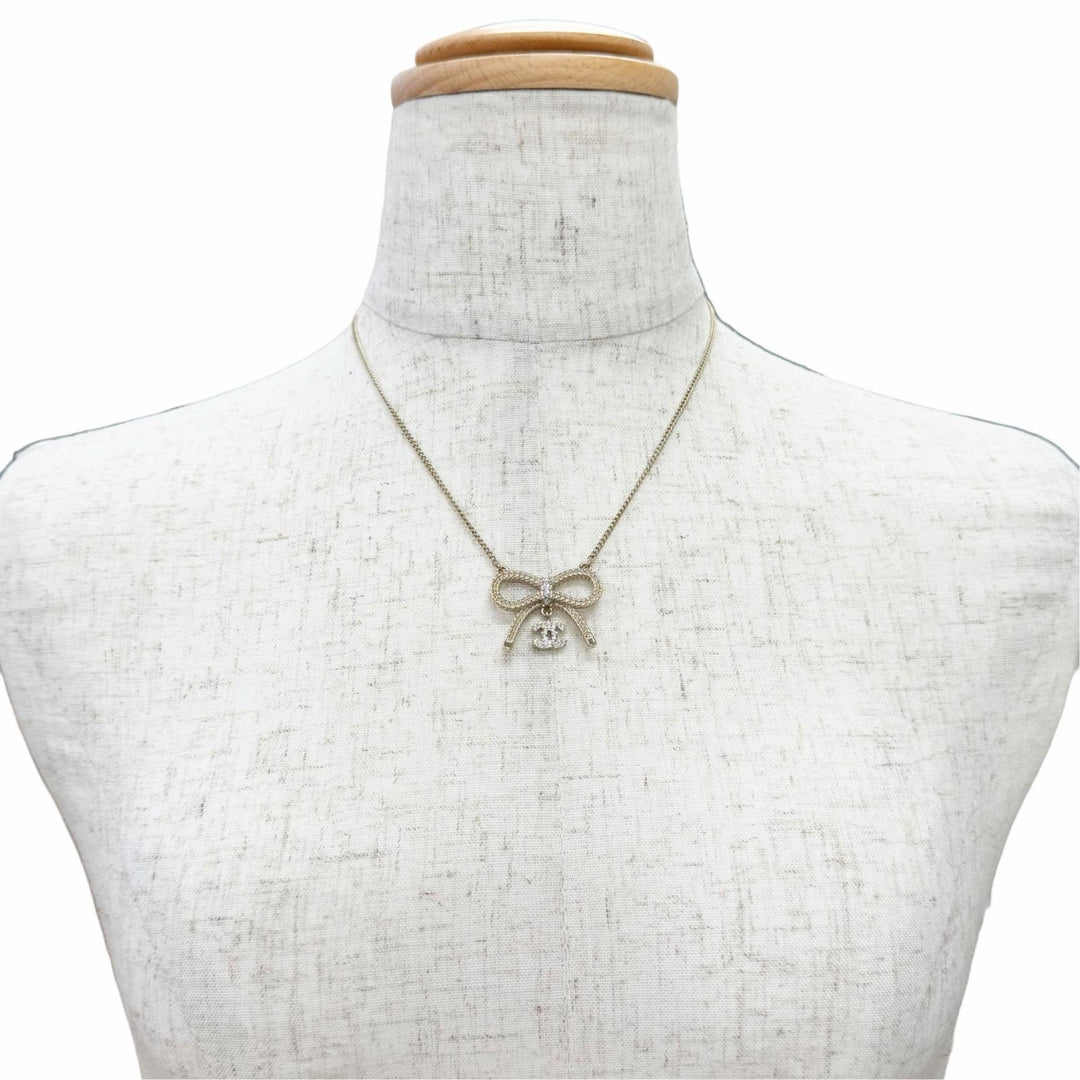 極美品△CHANEL シャネル B24K ABE650 ココマークラインストーン リボン ネックレス アクセサリー ゴールド イタリア製 レディース 箱付