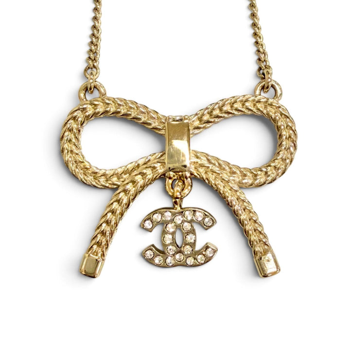 極美品△CHANEL シャネル B24K ABE650 ココマークラインストーン リボン ネックレス アクセサリー ゴールド イタリア製 レディース 箱付