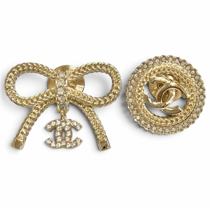 極美品△CHANEL シャネル B24K ABE646B ココマーク ラインストーン リボン ココボタン ピンバッチ ブローチ ゴールド イタリア製 箱付き