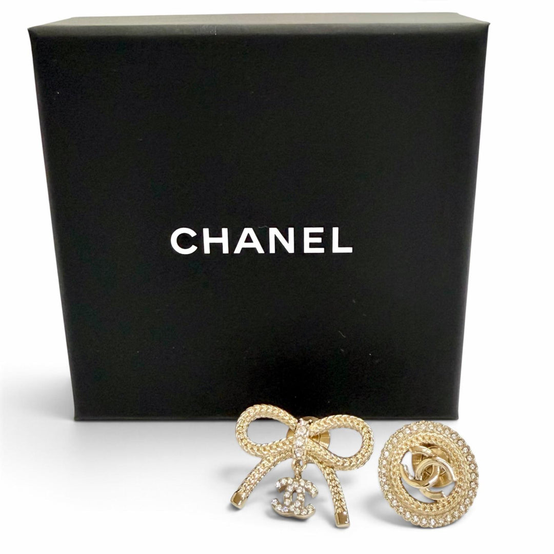 極美品△CHANEL シャネル B24K ABE646B ココマーク ラインストーン リボン ココボタン ピンバッチ ブローチ ゴールド イタリア製 箱付き