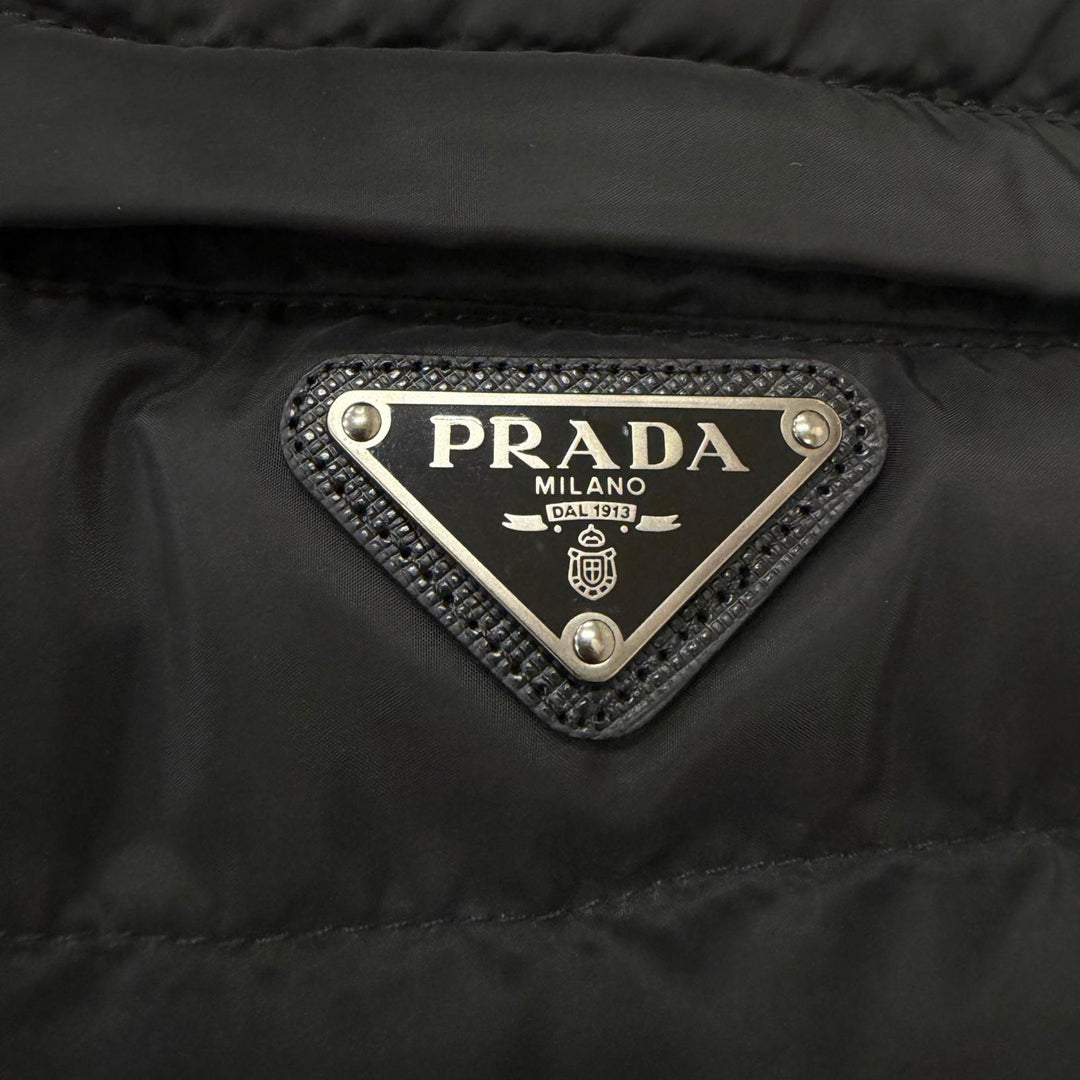 極美品□PRADA プラダ 2025年製 SGJ191 リサイクルポリエステル トライアングルロゴ 三角プレート ダウンベスト 黒 46 正規品 メンズ