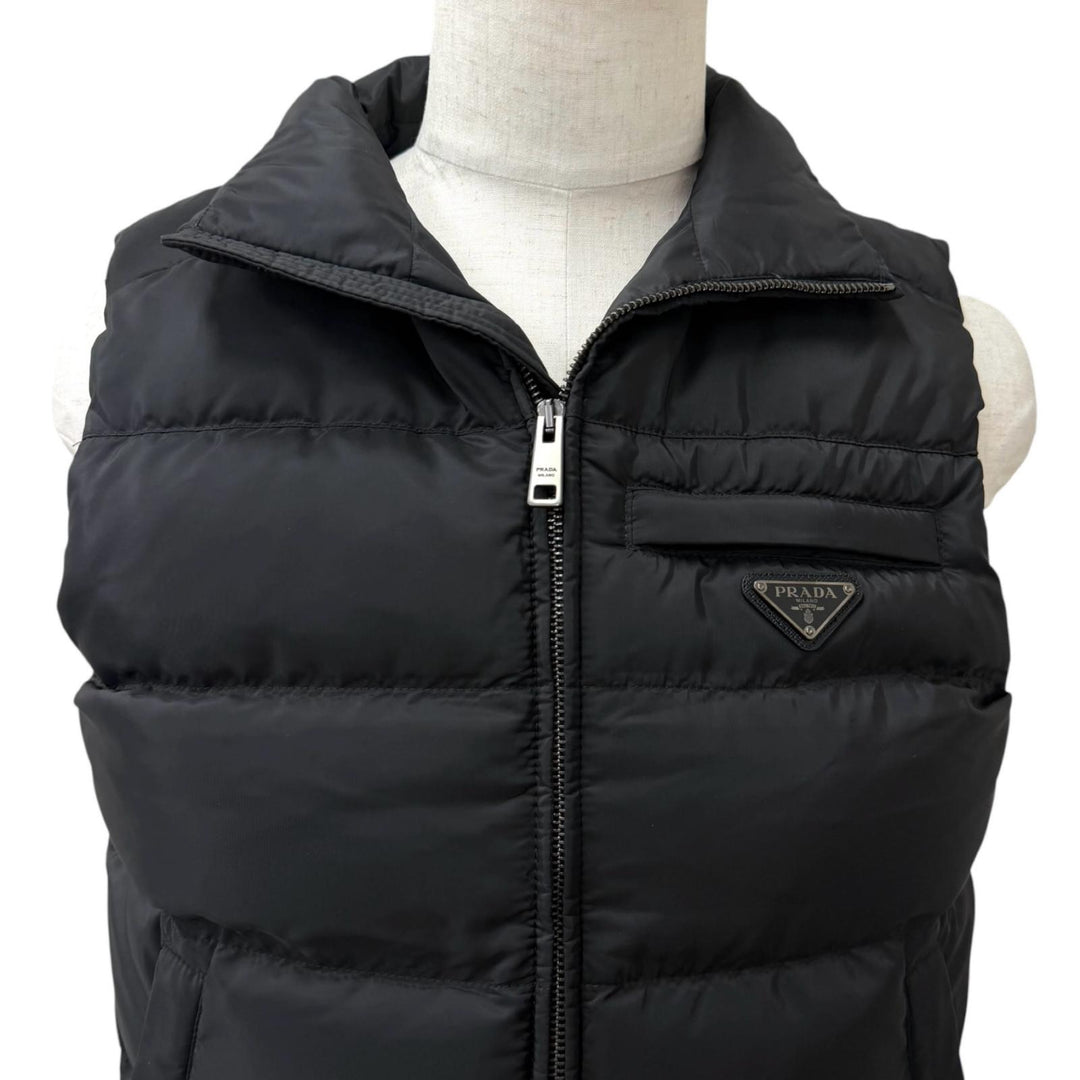 極美品□PRADA プラダ 2025年製 SGJ191 リサイクルポリエステル トライアングルロゴ 三角プレート ダウンベスト 黒 46 正規品 メンズ