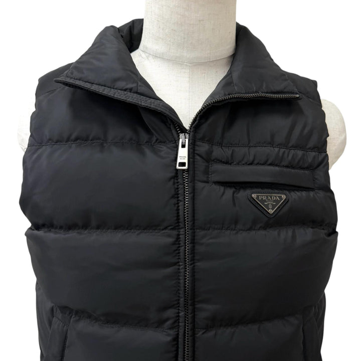 極美品□PRADA プラダ 2025年製 SGJ191 リサイクルポリエステル トライアングルロゴ 三角プレート ダウンベスト 黒 46 正規品 メンズ