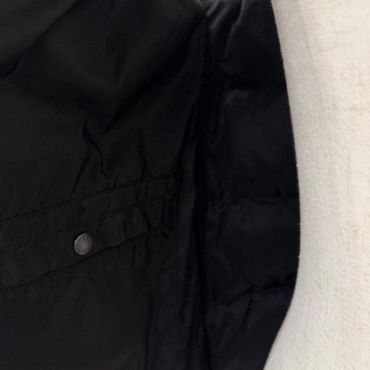極美品□PRADA プラダ 2025年製 SGJ191 リサイクルポリエステル トライアングルロゴ 三角プレート ダウンベスト 黒 46 正規品 メンズ