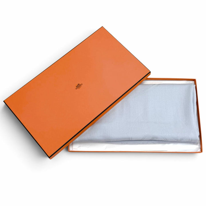 未使用品★HERMES エルメス 262494S 57 ニューリブリス カシミヤ シルク混 GRIS/NUAGE フリンジ 大判 ストール マフラー ショール 箱付