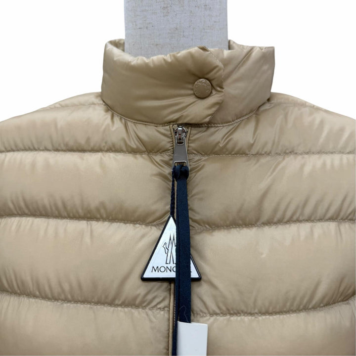 未使用品☆MONCLER モンクレール 25SS LANS ロゴワッペン ポケッダブル収納袋付 ZIP UP ダウンジャケット ベージュ 1 正規品 レディース