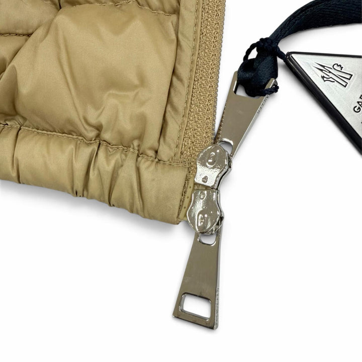 未使用品☆MONCLER モンクレール 25SS LANS ロゴワッペン ポケッダブル収納袋付 ZIP UP ダウンジャケット ベージュ 1 正規品 レディース