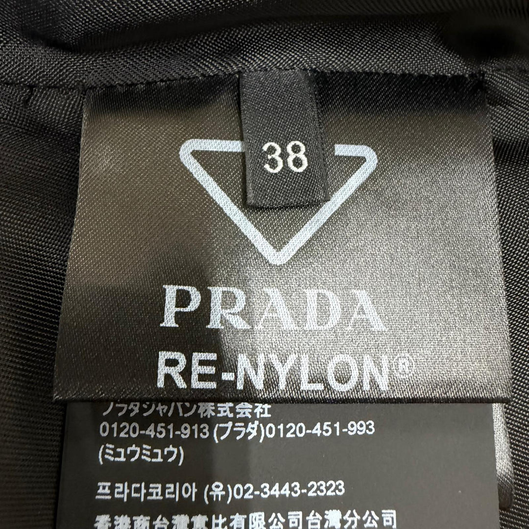 極美品☆PRADA プラダ 2023年製 トライアングルロゴプレート ノースリーブ ミニ丈 ワンピース ブラック 38 イタリア製 正規品 レディース