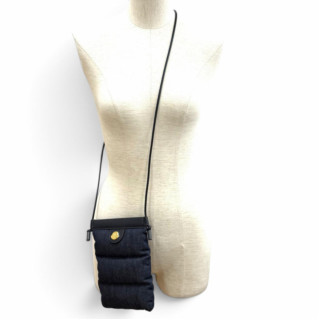 未使用品★MONCLER モンクレール PUFFY PHONE CASE ロゴ金具 レザー使い デニム ショルダーバッグ インディゴ ブラック 保存袋付き