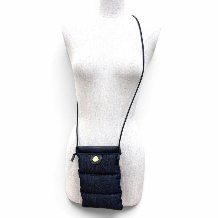 未使用品☆MONCLER モンクレール PUFFY PHONE CASE レザー使い ロゴ金具 フォンケース ショルダーバッグ インディゴ レディース 保存袋付