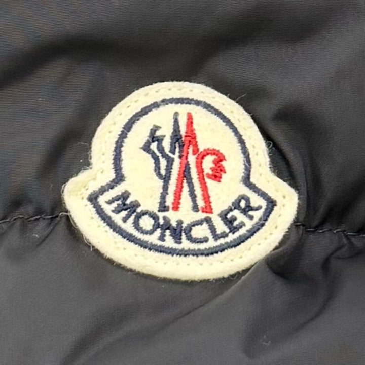 極美品☆MONCLER モンクレール 25-26AW APHROTI ラムファー ロゴワッペン・フード付 ダウンコート ブラック 2 正規品 レディース