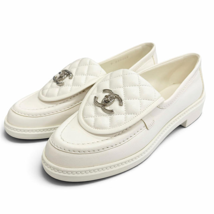 美品△CHANEL シャネル G36646 ココマーク CCターンロック マトラッセ レザー ローファー ホワイト シルバー金具 37.5 伊製 保存袋付き