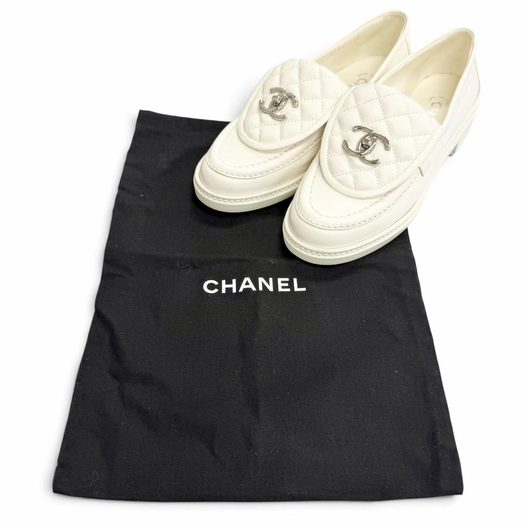 美品△CHANEL シャネル G36646 ココマーク CCターンロック マトラッセ レザー ローファー ホワイト シルバー金具 37.5 伊製 保存袋付き