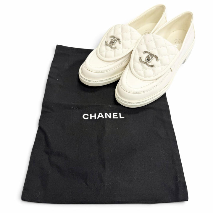 美品△CHANEL シャネル G36646 ココマーク CCターンロック マトラッセ レザー ローファー ホワイト シルバー金具 37.5 伊製 保存袋付き