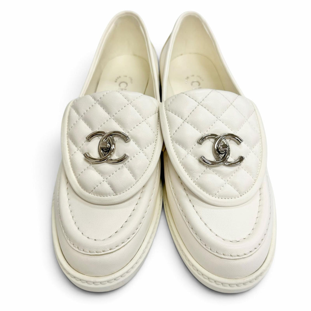 美品△CHANEL シャネル G36646 ココマーク CCターンロック マトラッセ レザー ローファー ホワイト シルバー金具 37.5 伊製 保存袋付き