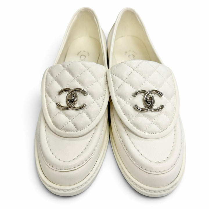 美品△CHANEL シャネル G36646 ココマーク CCターンロック マトラッセ レザー ローファー ホワイト シルバー金具 37.5 伊製 保存袋付き