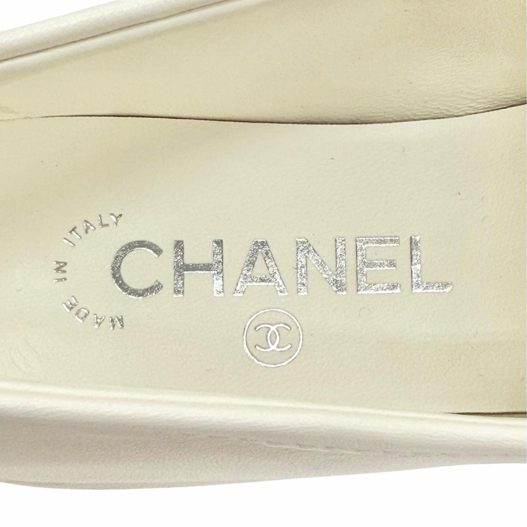 美品△CHANEL シャネル G36646 ココマーク CCターンロック マトラッセ レザー ローファー ホワイト シルバー金具 37.5 伊製 保存袋付き