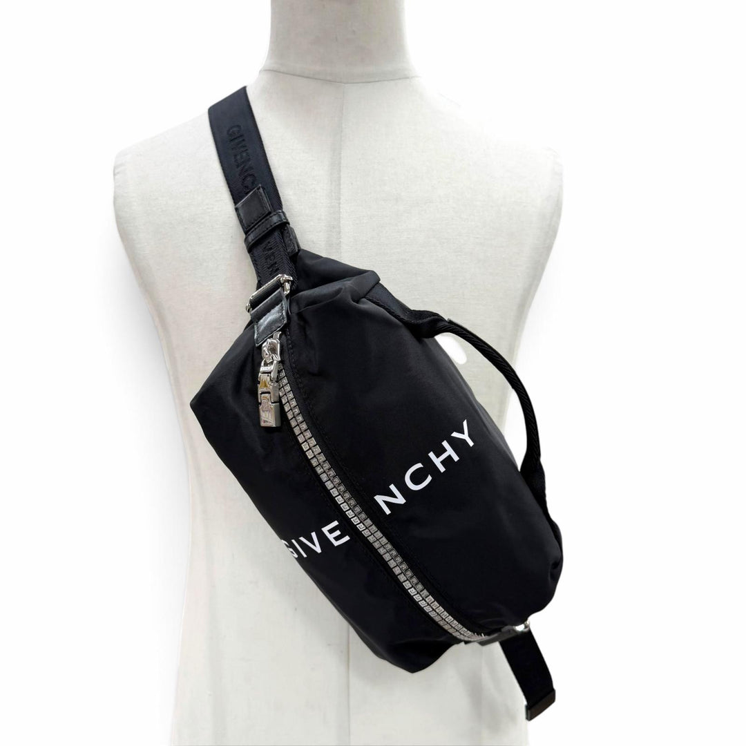 極美品▼GIVENCHY ジバンシィ BKU038K1JE ロゴ 4G ジップ ナイロン レザー ボディバッグ ブラック シルバー金具 イタリア製 メンズ