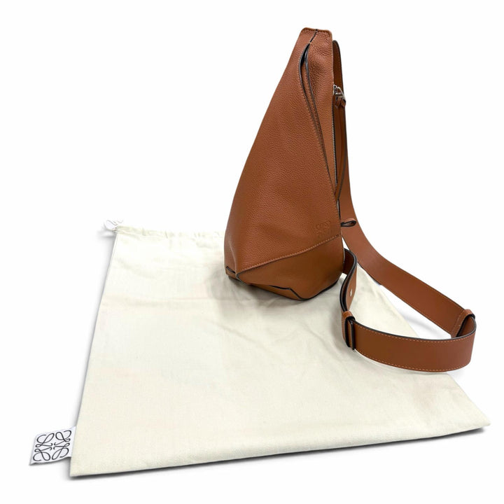 極美品▼LOEWE ロエベ B511A09X06 アントン スリングバッグ レザー タン アナグラム刻印 ワンショルダーバッグ ブラウン メンズ 保存袋付