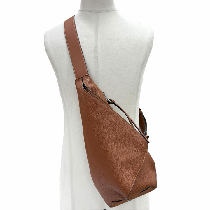 極美品▼LOEWE ロエベ B511A09X06 アントン スリングバッグ レザー タン アナグラム刻印 ワンショルダーバッグ ブラウン メンズ 保存袋付