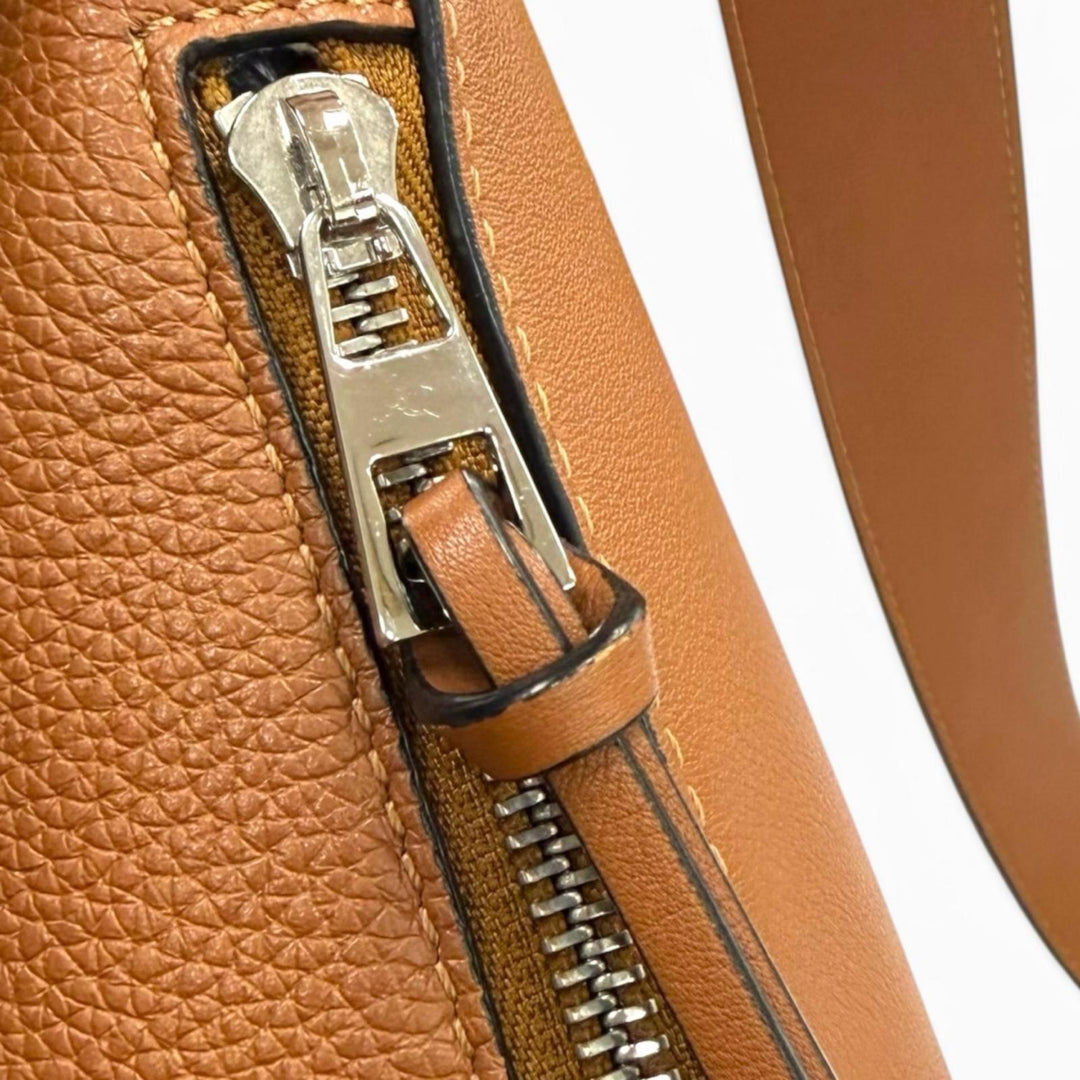 極美品▼LOEWE ロエベ B511A09X06 アントン スリングバッグ レザー タン アナグラム刻印 ワンショルダーバッグ ブラウン メンズ 保存袋付