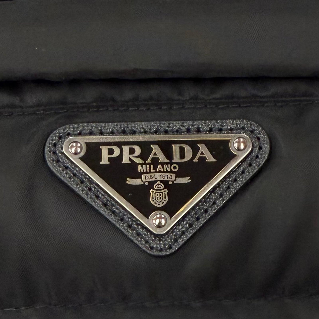 美品▼PRADA プラダ 2022年製 トライアングルロゴ 三角プレート ジップアップ ジレ ダウンベスト ブラック 48 正規品 メンズ