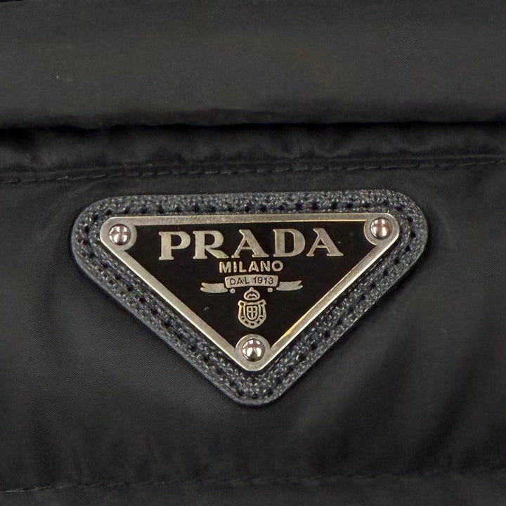 美品▼PRADA プラダ 2022年製 トライアングルロゴ 三角プレート ジップアップ ジレ ダウンベスト ブラック 48 正規品 メンズ