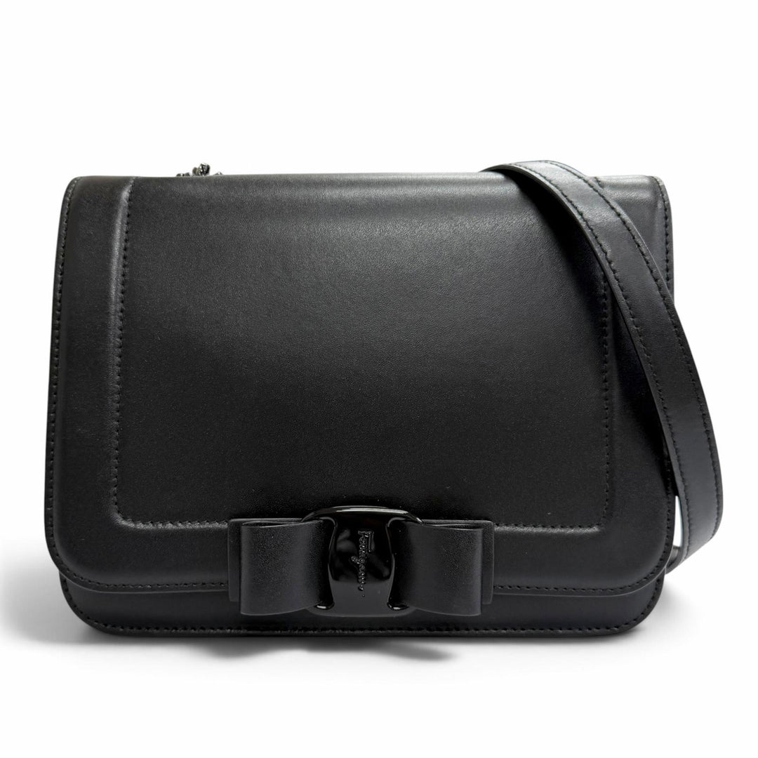 美品△Salvatore Ferragamo サルヴァトーレフェラガモ 21G877 レザー ヴァラリボン チェーン ショルダーバッグ ブラック 伊製 レディース
