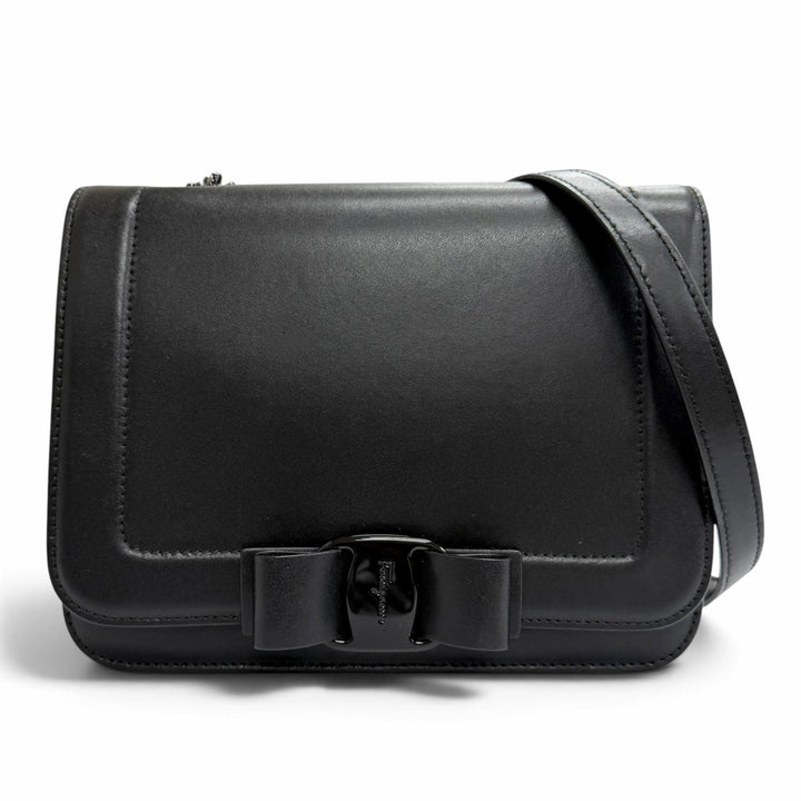 美品△Salvatore Ferragamo サルヴァトーレフェラガモ 21G877 レザー ヴァラリボン チェーン ショルダーバッグ ブラック 伊製 レディース