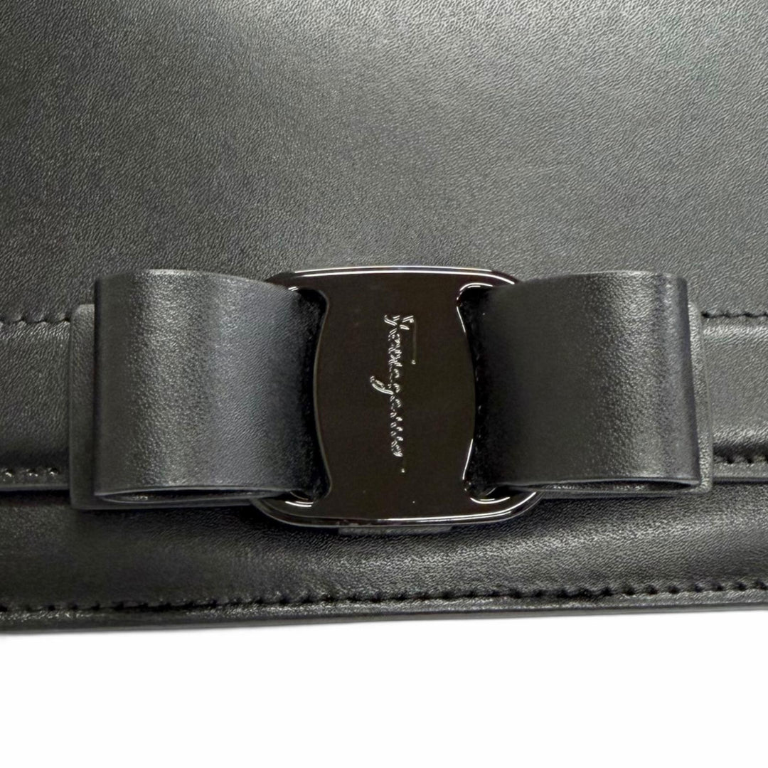 美品△Salvatore Ferragamo サルヴァトーレフェラガモ 21G877 レザー ヴァラリボン チェーン ショルダーバッグ ブラック 伊製 レディース