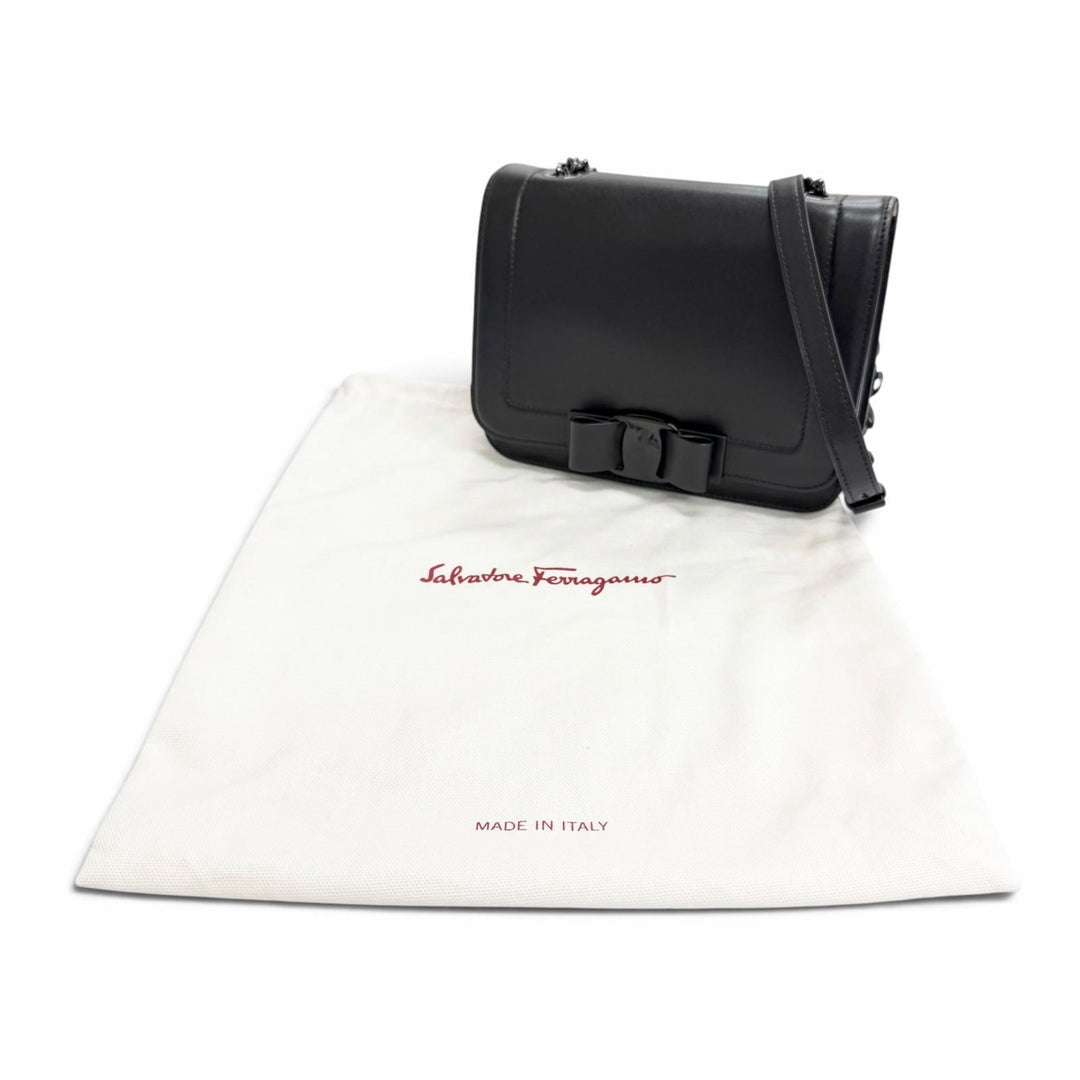 美品△Salvatore Ferragamo サルヴァトーレフェラガモ 21G877 レザー ヴァラリボン チェーン ショルダーバッグ ブラック 伊製 レディース