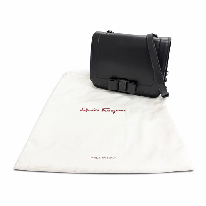 美品△Salvatore Ferragamo サルヴァトーレフェラガモ 21G877 レザー ヴァラリボン チェーン ショルダーバッグ ブラック 伊製 レディース