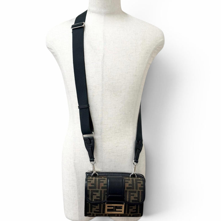 美品□FENDI フェンディ 7VA649 キャンバス レザー ズッカ柄 FFロゴ バゲット ダブル ショルダーバッグ ブラウン ブラック メンズ