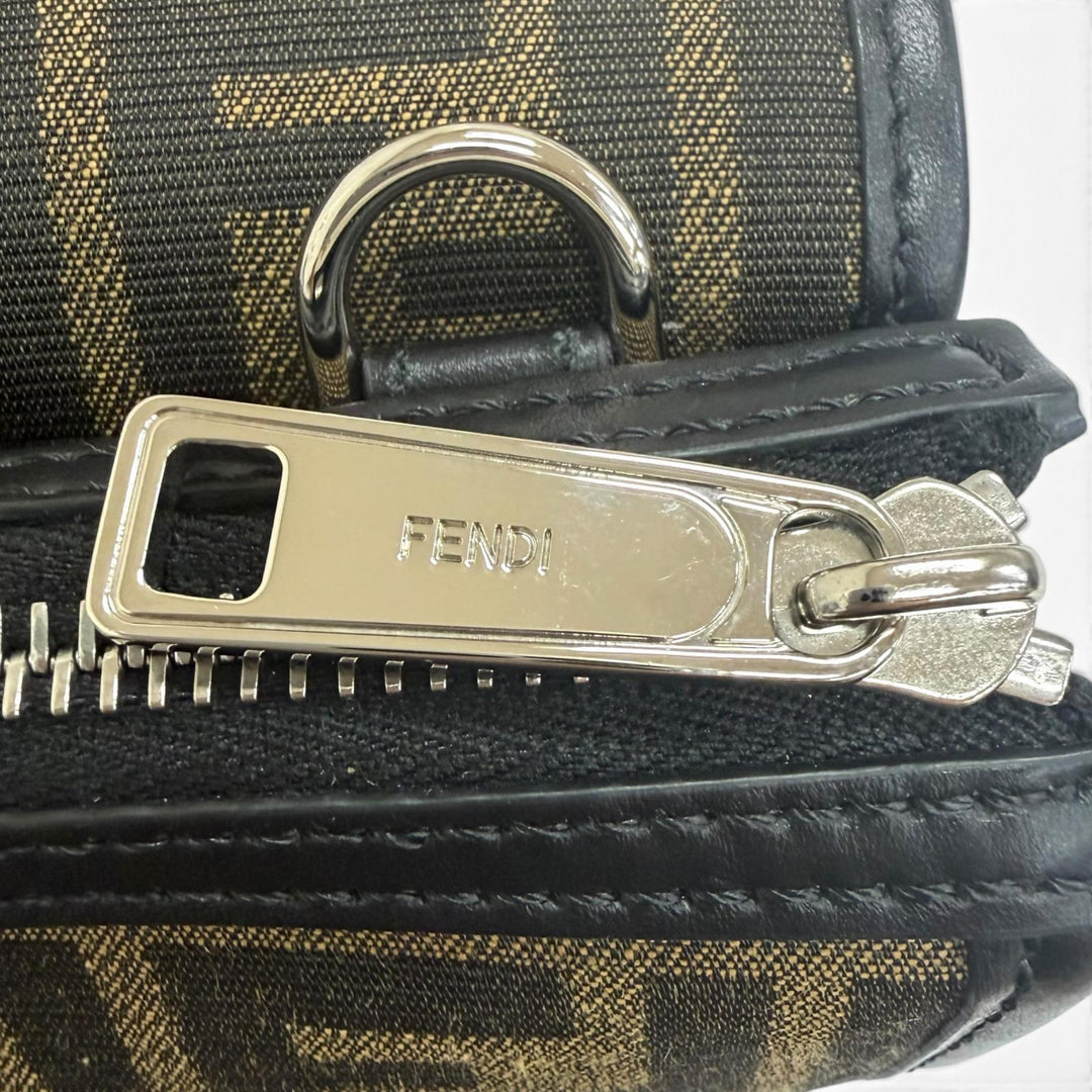 美品□FENDI フェンディ 7VA649 キャンバス レザー ズッカ柄 FFロゴ バゲット ダブル ショルダーバッグ ブラウン ブラック メンズ