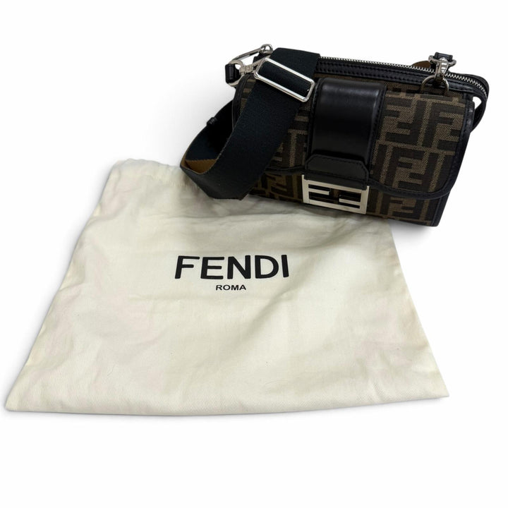 美品□FENDI フェンディ 7VA649 キャンバス レザー ズッカ柄 FFロゴ バゲット ダブル ショルダーバッグ ブラウン ブラック メンズ