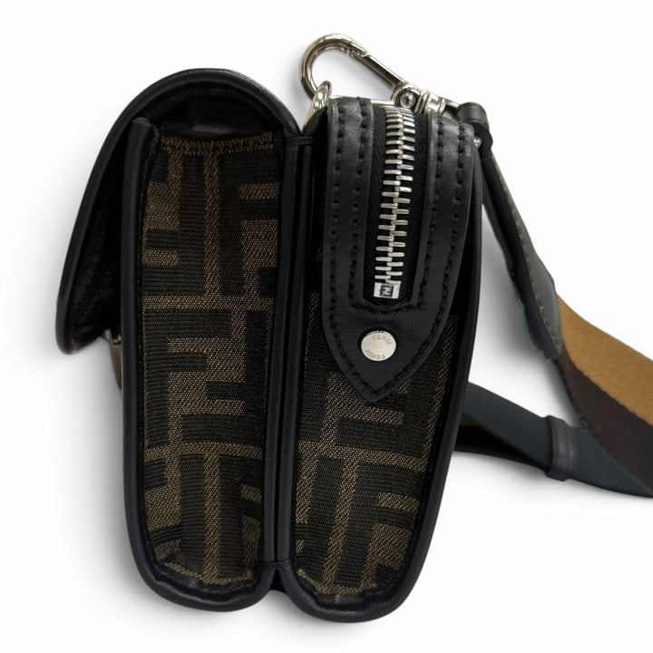 美品□FENDI フェンディ 7VA649 キャンバス レザー ズッカ柄 FFロゴ バゲット ダブル ショルダーバッグ ブラウン ブラック メンズ