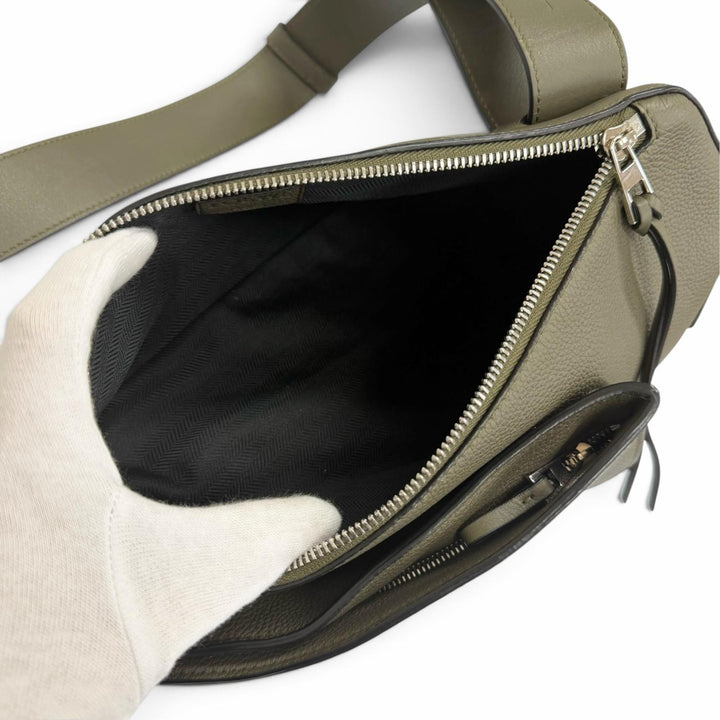 美品□LOEWE ロエベ B511A09X06 アントン レザー アナグラム ワンショルダー スリングバッグ ボディバッグ カーキ スペイン製 メンズ