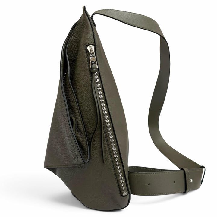 美品□LOEWE ロエベ B511A09X06 アントン レザー アナグラム ワンショルダー スリングバッグ ボディバッグ カーキ スペイン製 メンズ