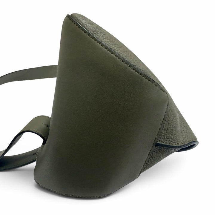 美品□LOEWE ロエベ B511A09X06 アントン レザー アナグラム ワンショルダー スリングバッグ ボディバッグ カーキ スペイン製 メンズ
