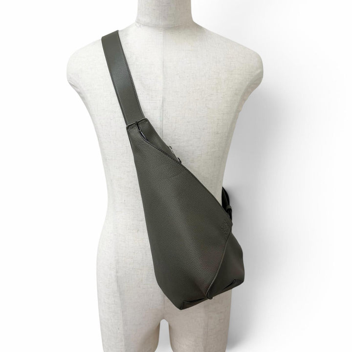 美品□LOEWE ロエベ B511A09X06 アントン レザー アナグラム ワンショルダー スリングバッグ ボディバッグ カーキ スペイン製 メンズ