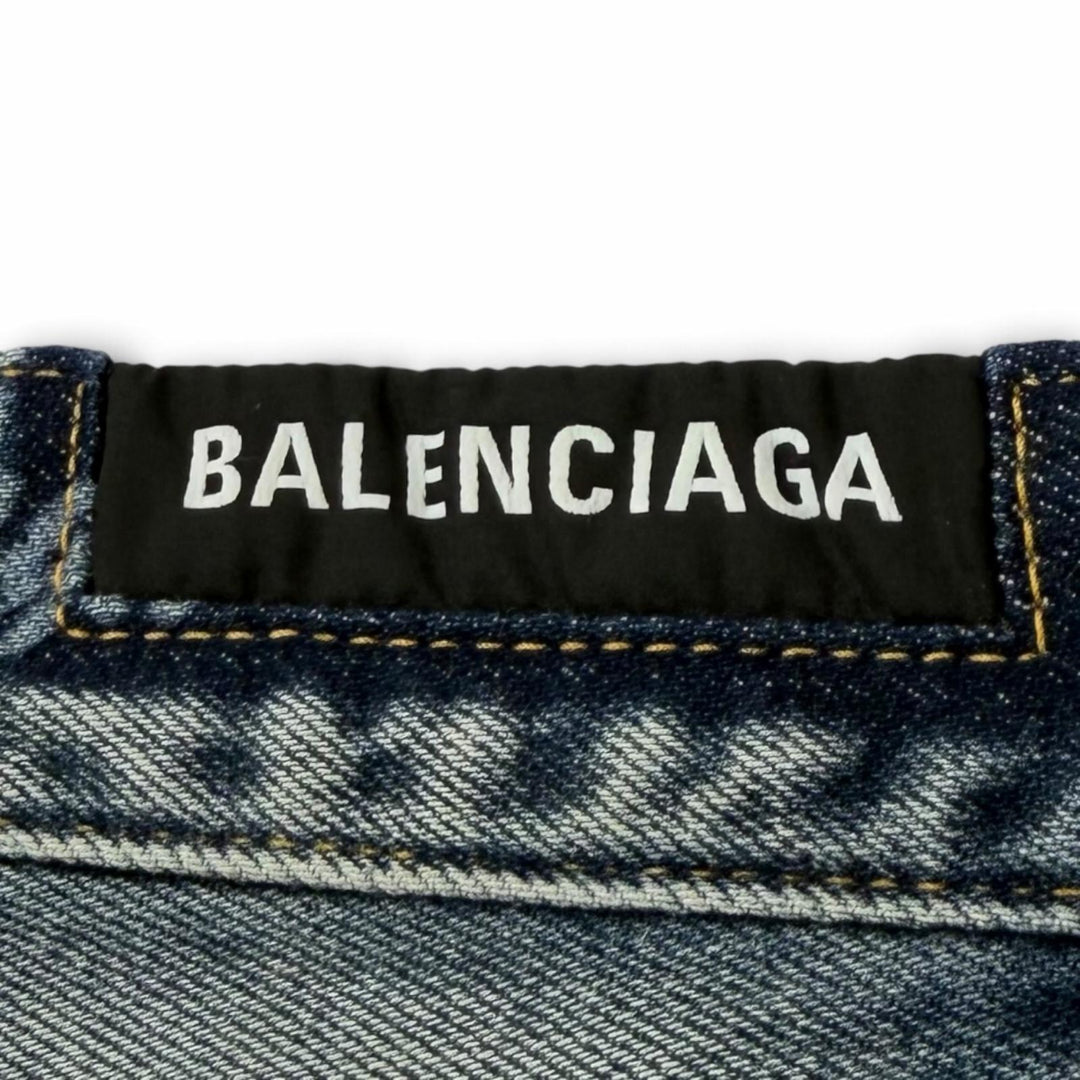 美品★BALENCIAGA バレンシアガ 2023年製 745094 コットン100％ ダメージ加工 ロゴ総柄 ボタンフライ デニムパンツ 28 正規品 メンズ可