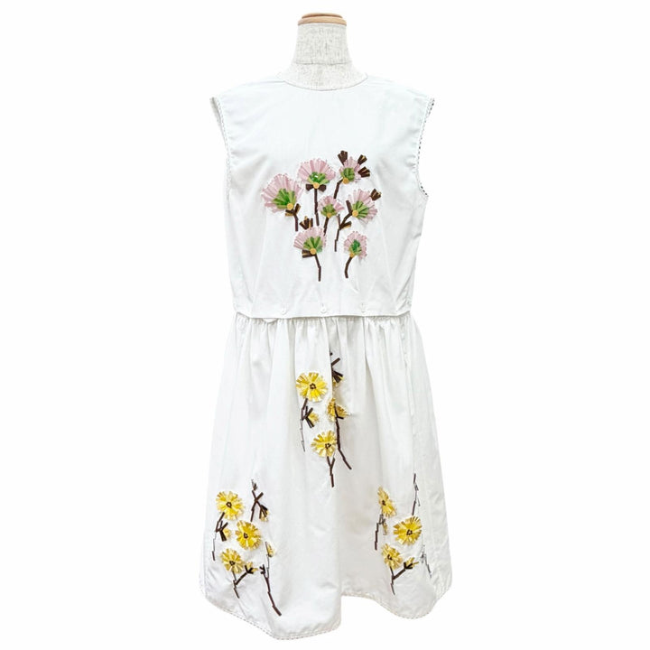 極美品△MIUMIU ミュウミュウ 25SS MF5769 フラワービーズ装飾 エンブロイダリー ノースリーブ ワンピース ランウェイ着用 白 38 正規品