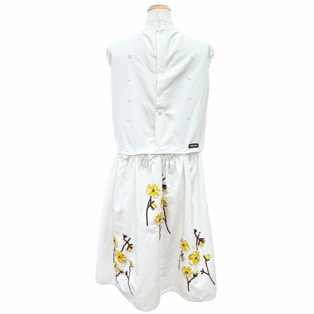 極美品△MIUMIU ミュウミュウ 25SS MF5769 フラワービーズ装飾 エンブロイダリー ノースリーブ ワンピース ランウェイ着用 白 38 正規品