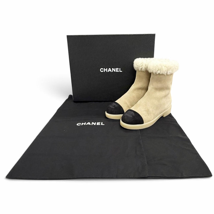 未使用品△CHANEL シャネル 25-26AW G45941 スウェードレザー ココマーク バックジップ ムートン アンクルブーツ ショートブーツ 37 伊製