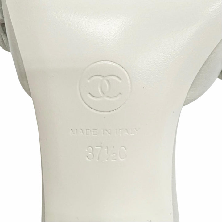 未使用品△CHANEL シャネル G46359 レザー ココマーク ビーズ付 フラワーモチーフ ミュール サンダル ライトグレー系 ゴールド金具 37.5
