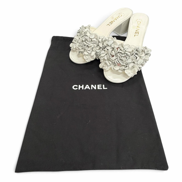 未使用品△CHANEL シャネル G46359 レザー ココマーク ビーズ付 フラワーモチーフ ミュール サンダル ライトグレー系 ゴールド金具 37.5