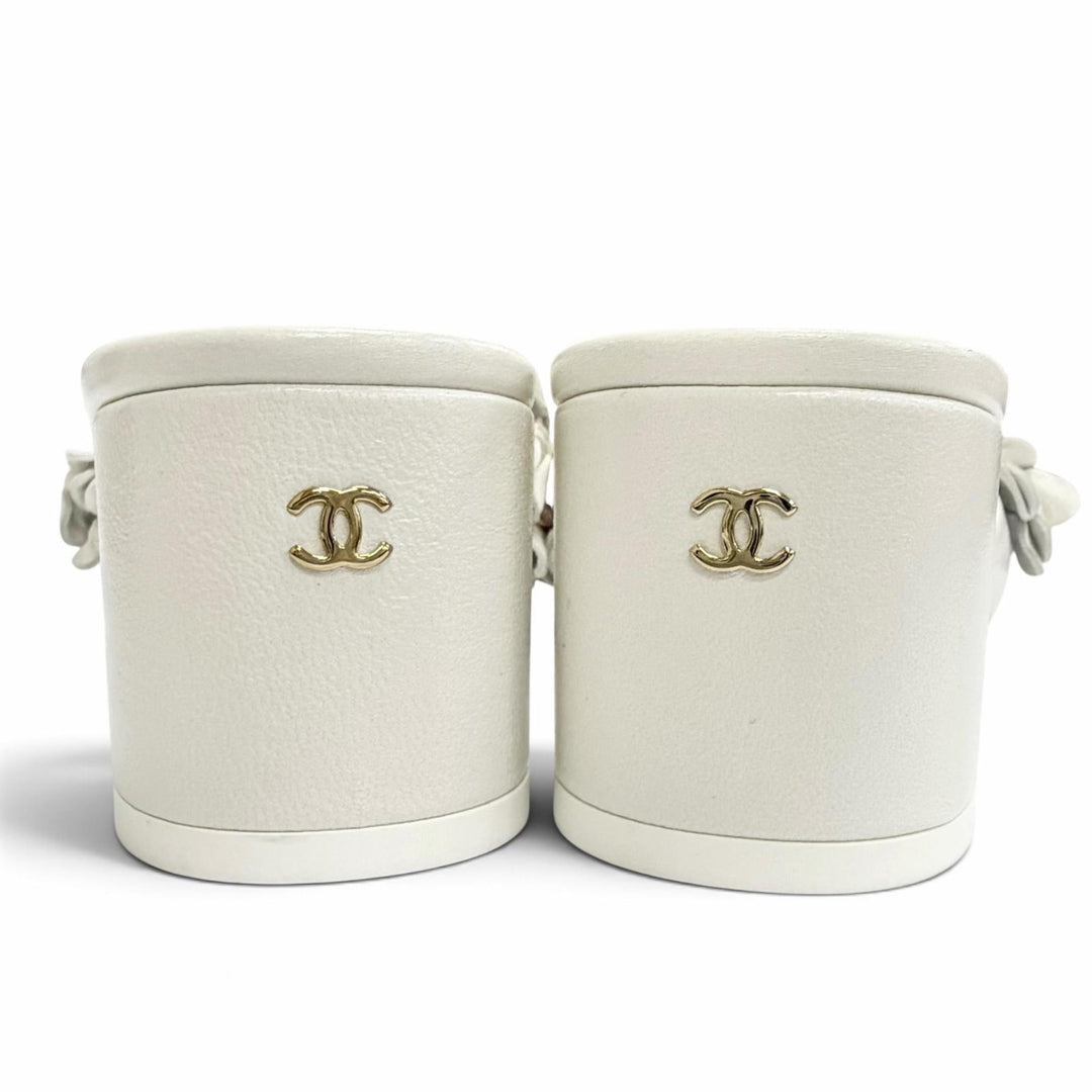 未使用品△CHANEL シャネル G46359 レザー ココマーク ビーズ付 フラワーモチーフ ミュール サンダル ライトグレー系 ゴールド金具 37.5
