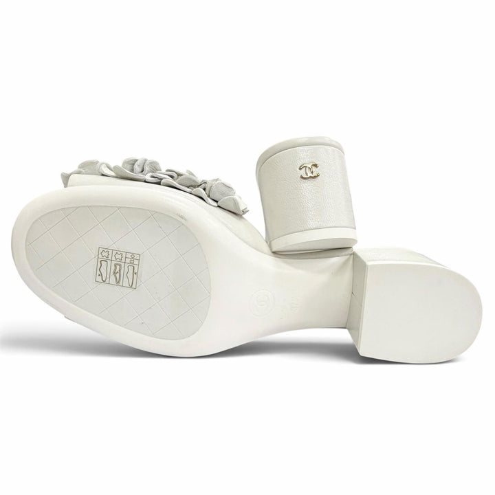 未使用品△CHANEL シャネル G46359 レザー ココマーク ビーズ付 フラワーモチーフ ミュール サンダル ライトグレー系 ゴールド金具 37.5