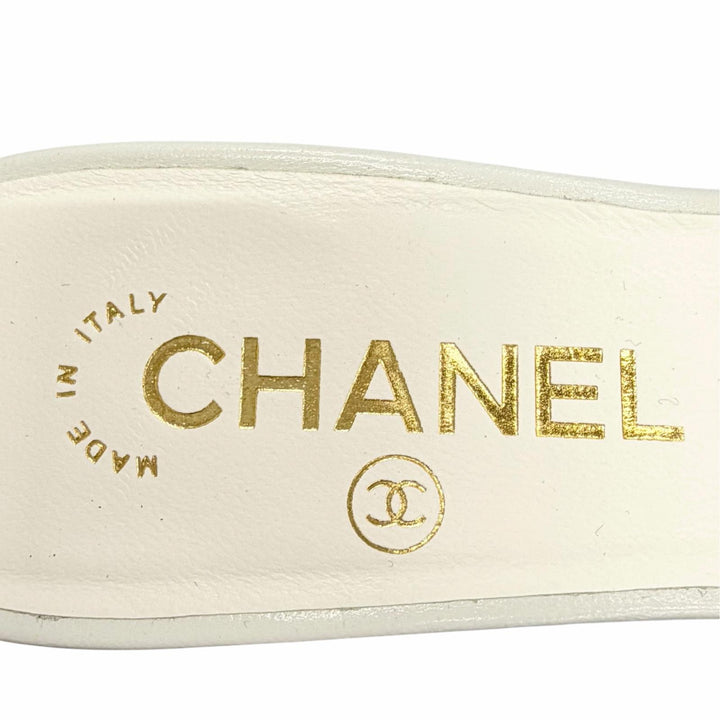 未使用品△CHANEL シャネル G46359 レザー ココマーク ビーズ付 フラワーモチーフ ミュール サンダル ライトグレー系 ゴールド金具 37.5